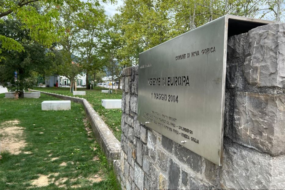 I resti del muro e il tracciato della cortina di ferra in piazza Transalpina a Gorizia che divideva Italia e Slovenia durante la guerra fredda - Avvenire