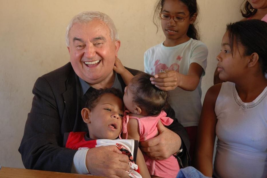 Don Oreste Benzi in mezzo ai suoi "piccoli" - Papa Giovanni XXIII