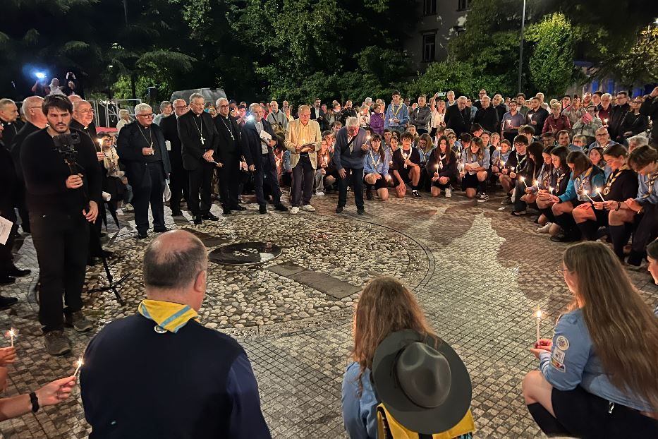 La conclusione della veglia per la pace con i giovani e i vescovi di Italia, Slovenia e Croazia in piazza Transalpina a Gorizia da cui passa il confine fra Italia e Slovenia - Gambassi