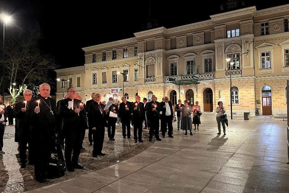 La conclusione della veglia per la pace con i vescovi di Italia, Slovenia e Croazia in piazza Transalpina a Gorizia da cui passa il confine fra Italia e Slovenia - Gambassi