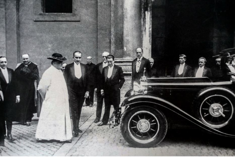 Un'immagina storica di Pio XI; 14 novembre 1930 Mercedes Benz gli dona una 460 Nürburg - Progetto “Costruirò la casa della pace”