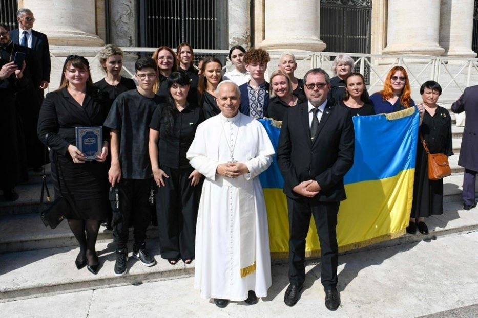 Papa Leone XIV in piazza San Pietro con le mogli, le madri e le sorelle dei prigionieri di guerra ucraini detenuti in Russia - Ambasciata ucraina presso la Santa Sede