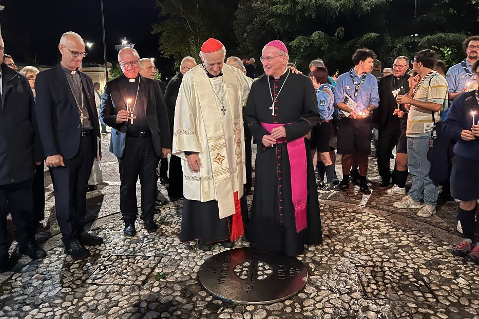 Il cardinale Matteo Zuppi con i vescovi italiani alla veglia per la pace lungo il confine che divide Italia e Slovenia a Gorizia - Gambassi