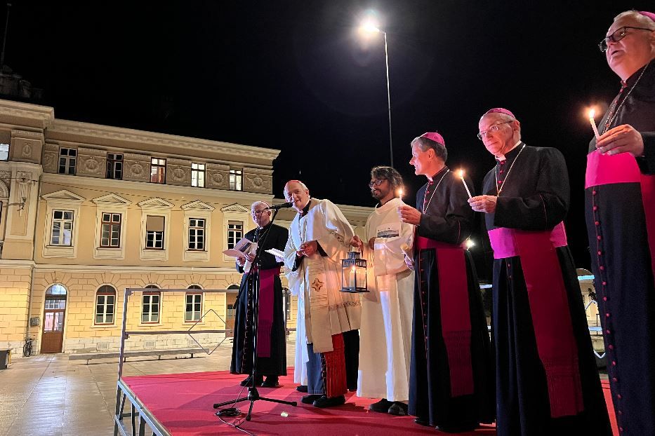 La conclusione della veglia per la pace con i vescovi di Italia, Slovenia e Croazia in piazza Transalpina a Gorizia da cui passa il confine fra Italia e Slovenia - Gambassi