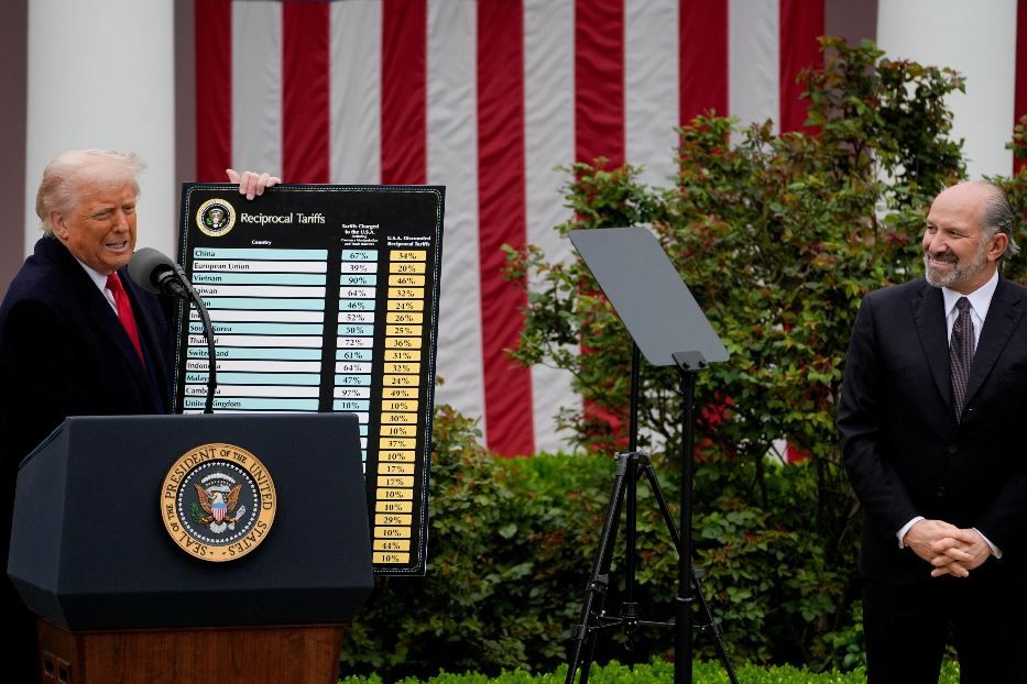 Il presidente degli Stati Trump insieme al segretario al Commercio Howard Lutnick durante l’annuncio di dazi il 2 aprile alla Casa Bianca - Ansa