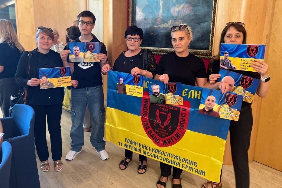 Victor con sua mamma Oksana che mostra la foto dello zio catturato dai militari russi - Ambasciata ucraina presso la Santa Sede
