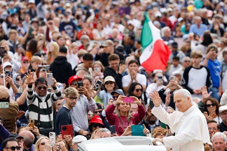 Papa Leone XIV fra i pellegrini in piazza San Pietro per l'udienza generale di questa mattina - Ansa