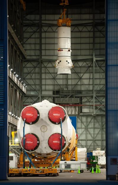 Sollevamento del componente Booster per il lanciatore - Nasa/Kevin Davis