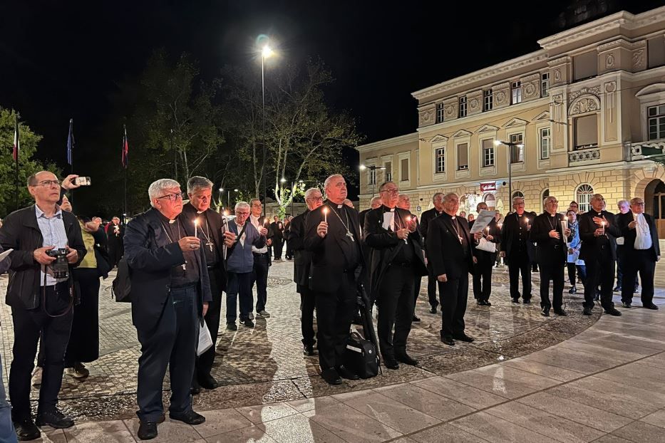 I vescovi italiani alla veglia per la pace lungo il confine che divide Italia e Slovenia a Gorizia, la città che la Cei ha scelto per la sessione autunnale del Consiglio episcopale permanente - Gambassi