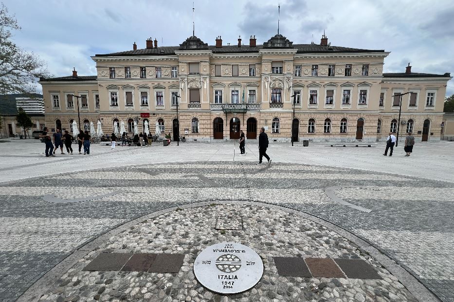 Piazza Transalpina a Gorizia dove passava il muro che divideva Italia e Slovenia e dove oggi resta il confine fra i due Stati - Avvenire