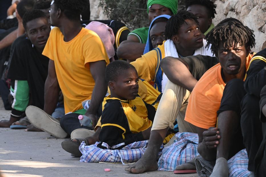 Migranti in attesa a Lampedusa - Ansa / Ciro Fusco