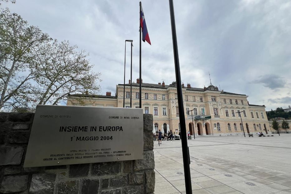 I resti del muro in piazza Transalpina a Gorizia che divideva Italia e Slovenia durante la guerra fredda - Avvenire