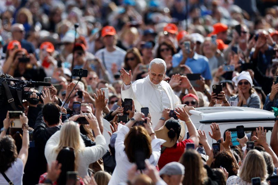 Papa Leone XIV fra i pellegrini in piazza San Pietro per l'udienza generale di questa mattina - Reuters
