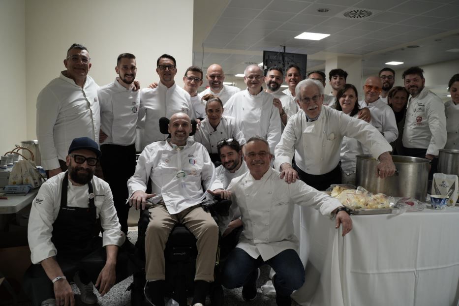 Rafanelli (al centro) con gli chef di SlaFood