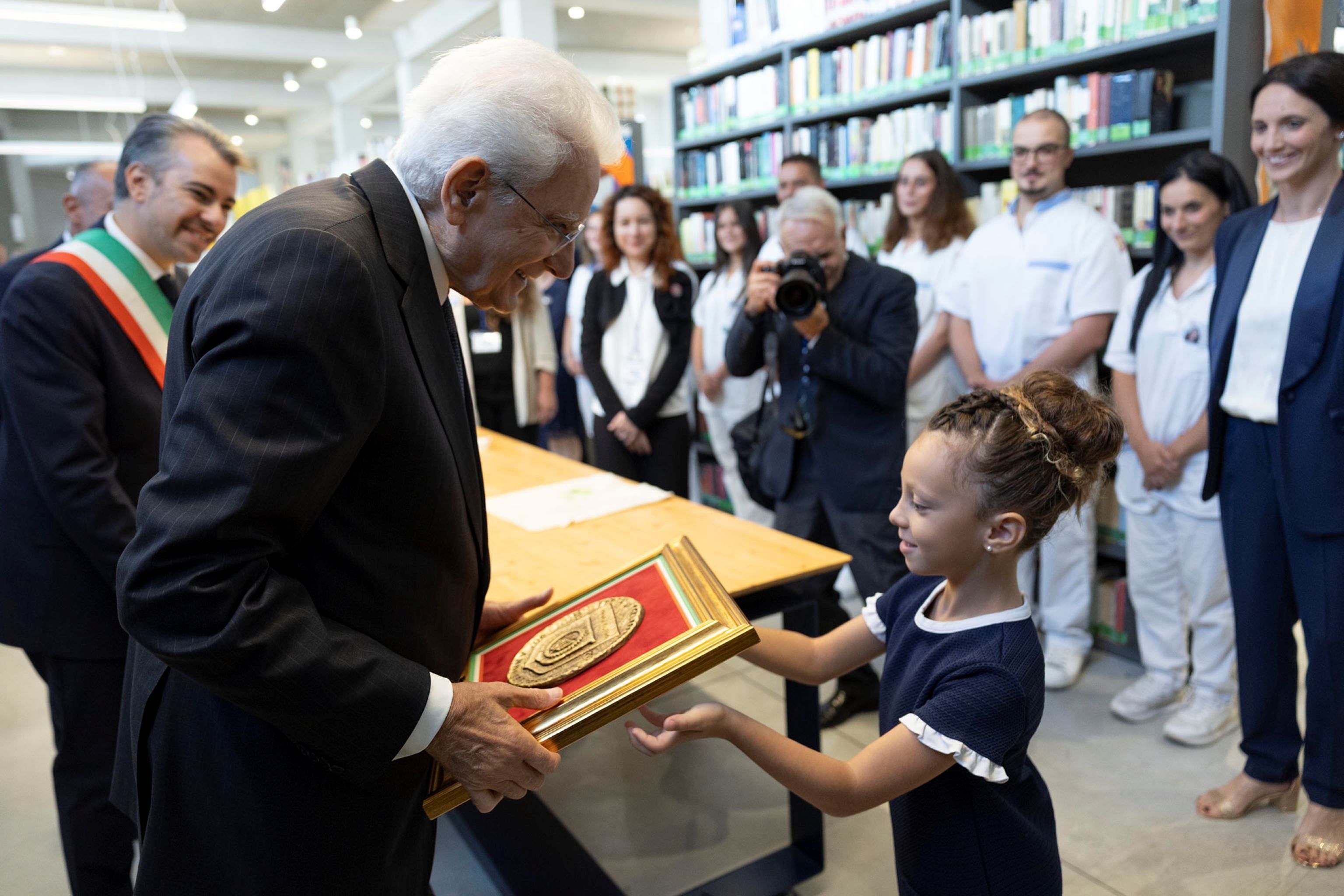 Il Presidente della Repubblica Sergio Mattarella visita la Biblioteca Comunale di Colleferro, in occasione della cerimonia nel quinto anniversario dall'uccisione di Willy Monteiro Duarte - Ansa