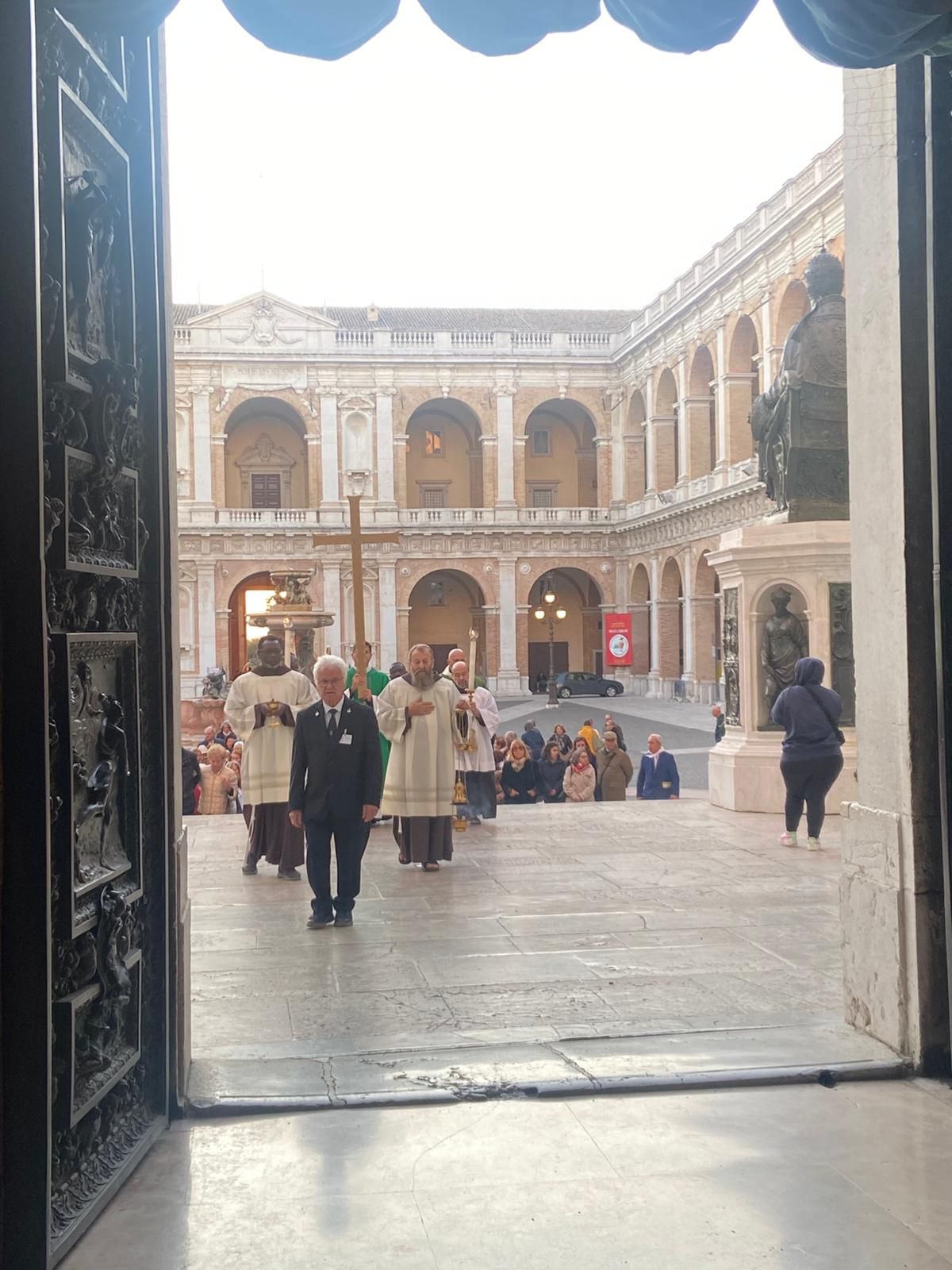 L'ingresso dei volontari del Movimento per la Vita nel santuario di Loreto