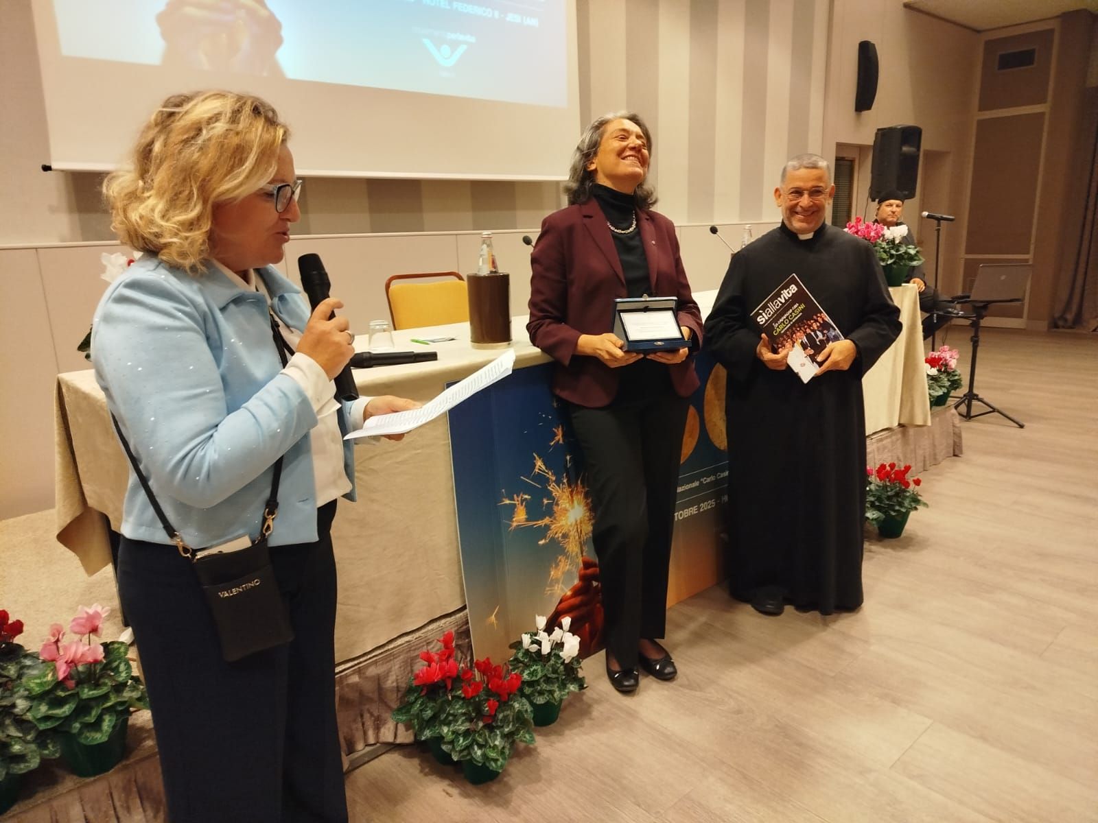 Soemia Sibillo, direttrice del Centro Aiuto alla Vita Mangiagalli di Milano, e Marina Casini, presidente nazionale del Movimento per la Vita, consegnano il Premio giornalistico Liverani-Pirovano a don Aldo Buonaiuto