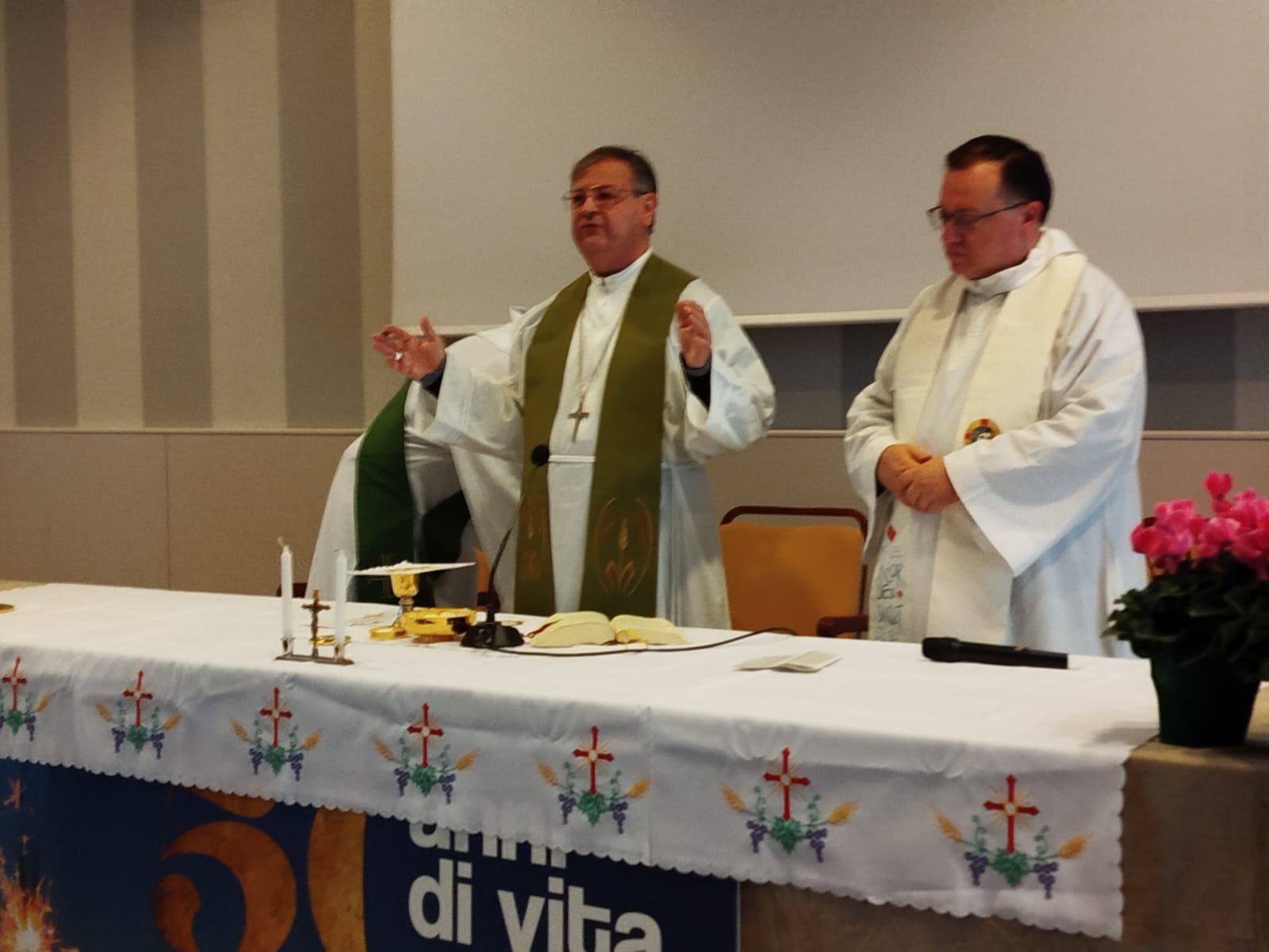 Da sinistra, il vescovo di Jesi monsignor Paolo Ricciardi concelebra la Messa conclusiva insieme a don Franco Coluccia