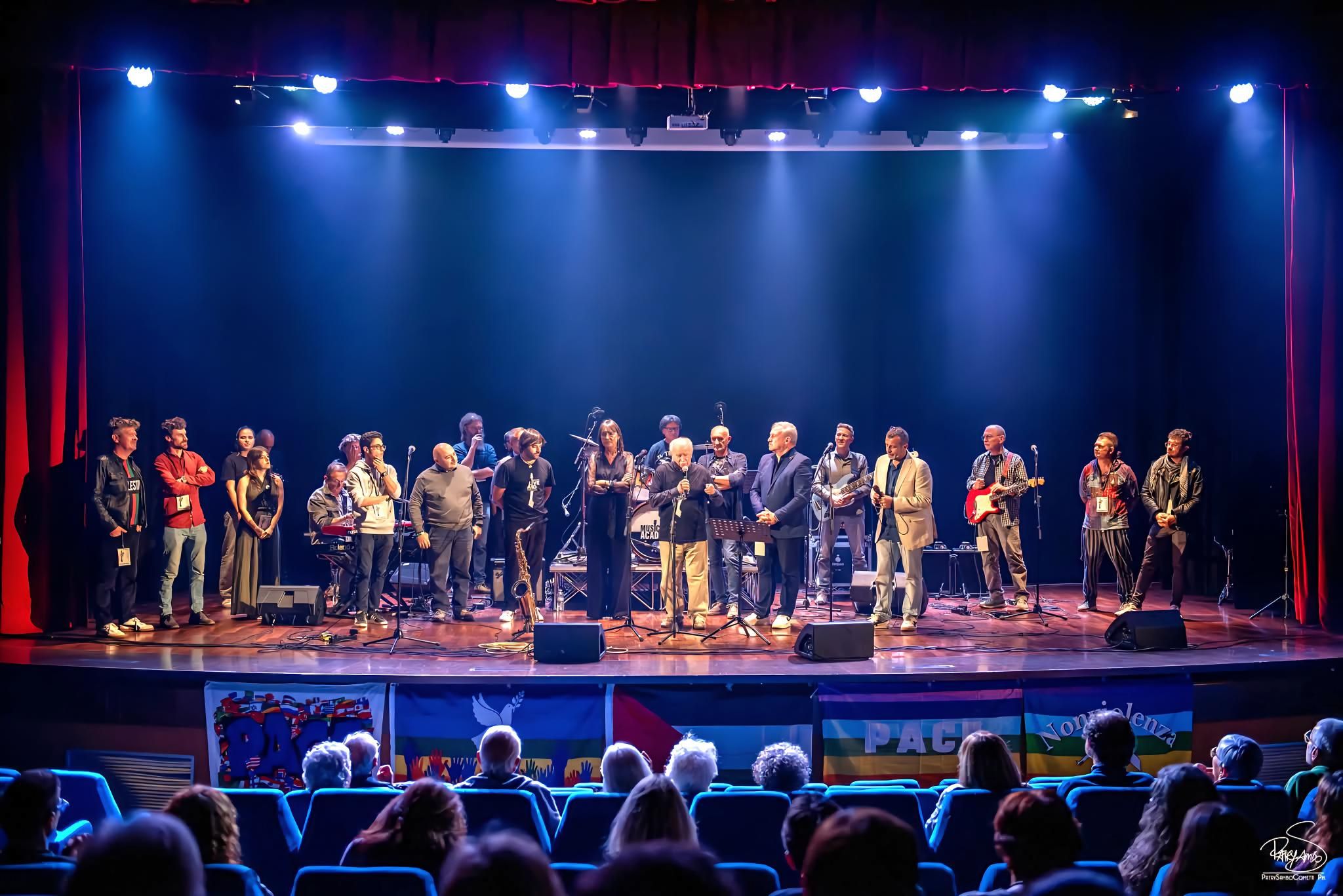Il palco del teatro di Borgomanero con gli artisti per la serata solidale per Gaza/© Foto Patry Cometti