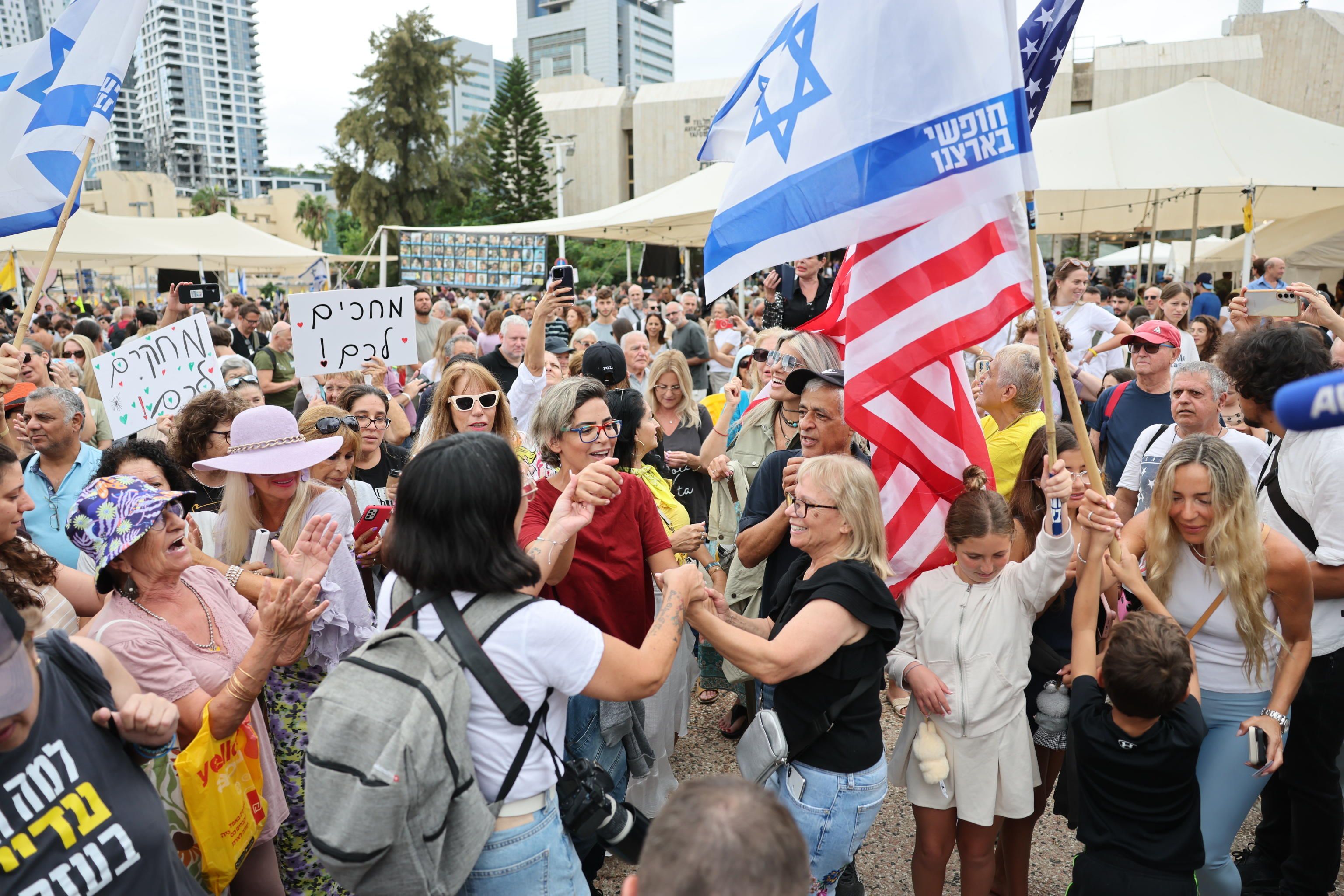 Festeggiamenti a Tel Aviv dopo l'annuncio di un accordo di pace e per la liberazione degli ostaggi israeliani