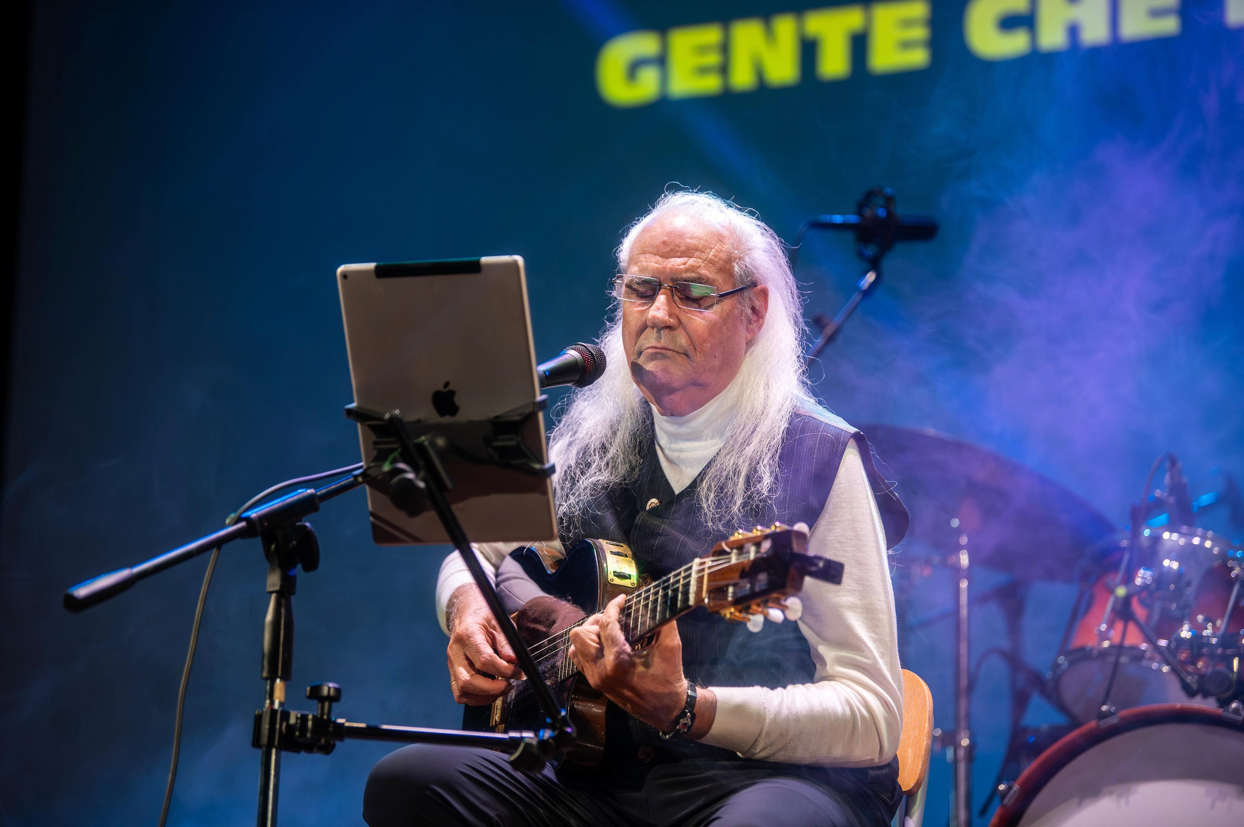 Franco Mussida canta durante il concerto per Gaza a Borgomanero/© Foto Patry Cometti