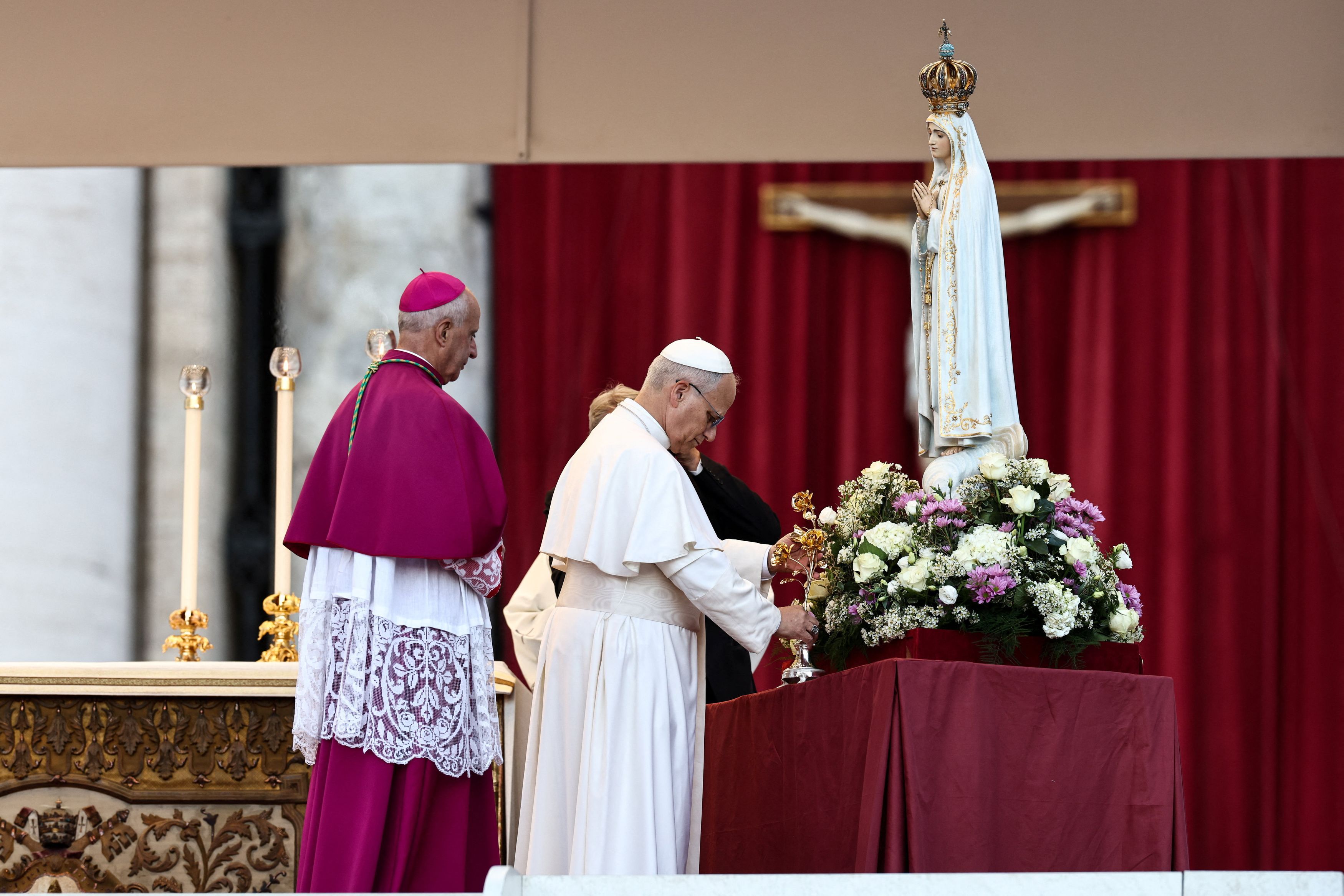 Papa Leone XIV lascia una Rosa d'oro ai piedi della statua della Madonna di Fatima durante la Veglia di preghiera per la pace in piazza San Pietro/REUTERS