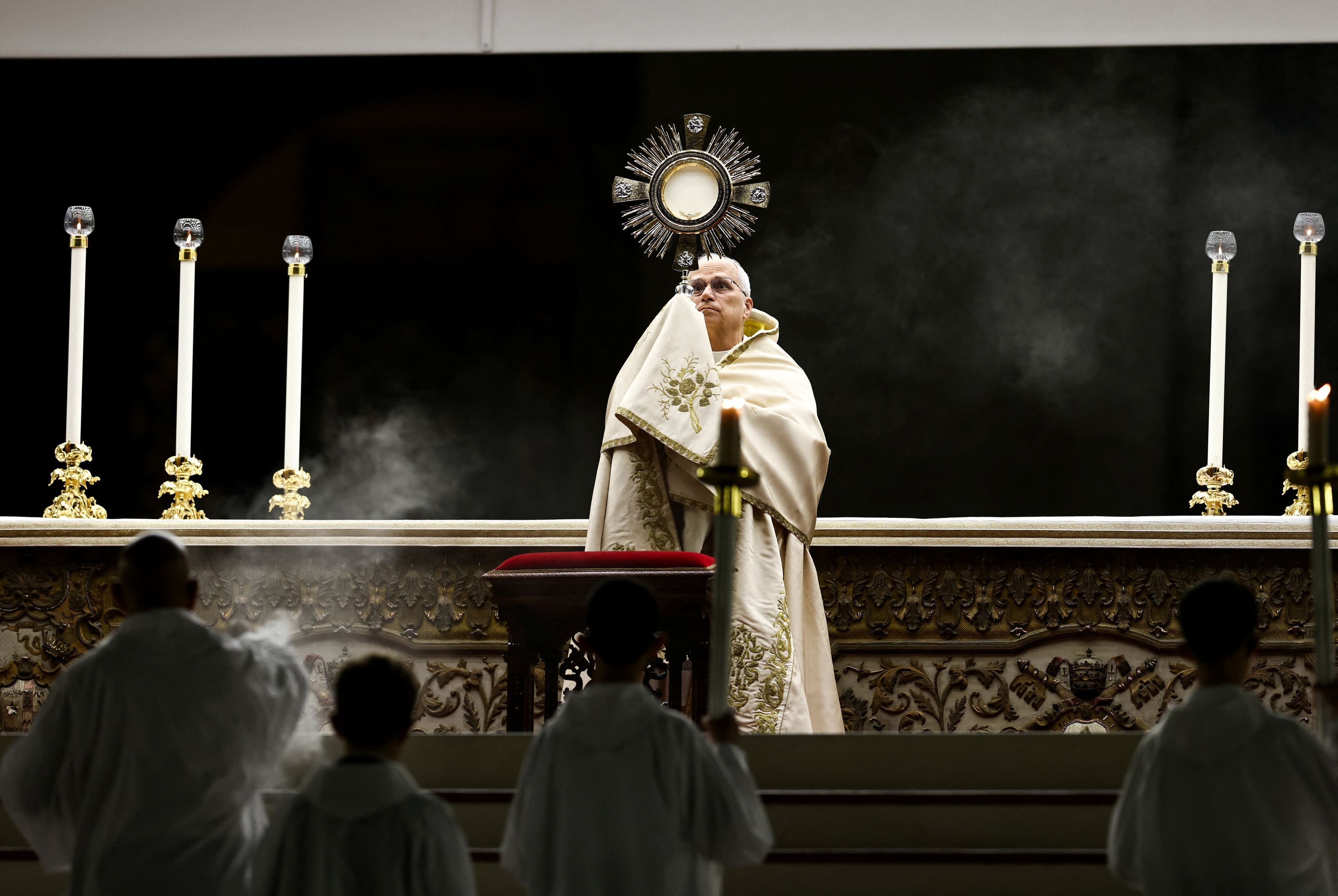 Papa Leone XIV durante l'adorazione eucaristica nella Veglia di preghiera per la pace in piazza San Pietro/REUTERS