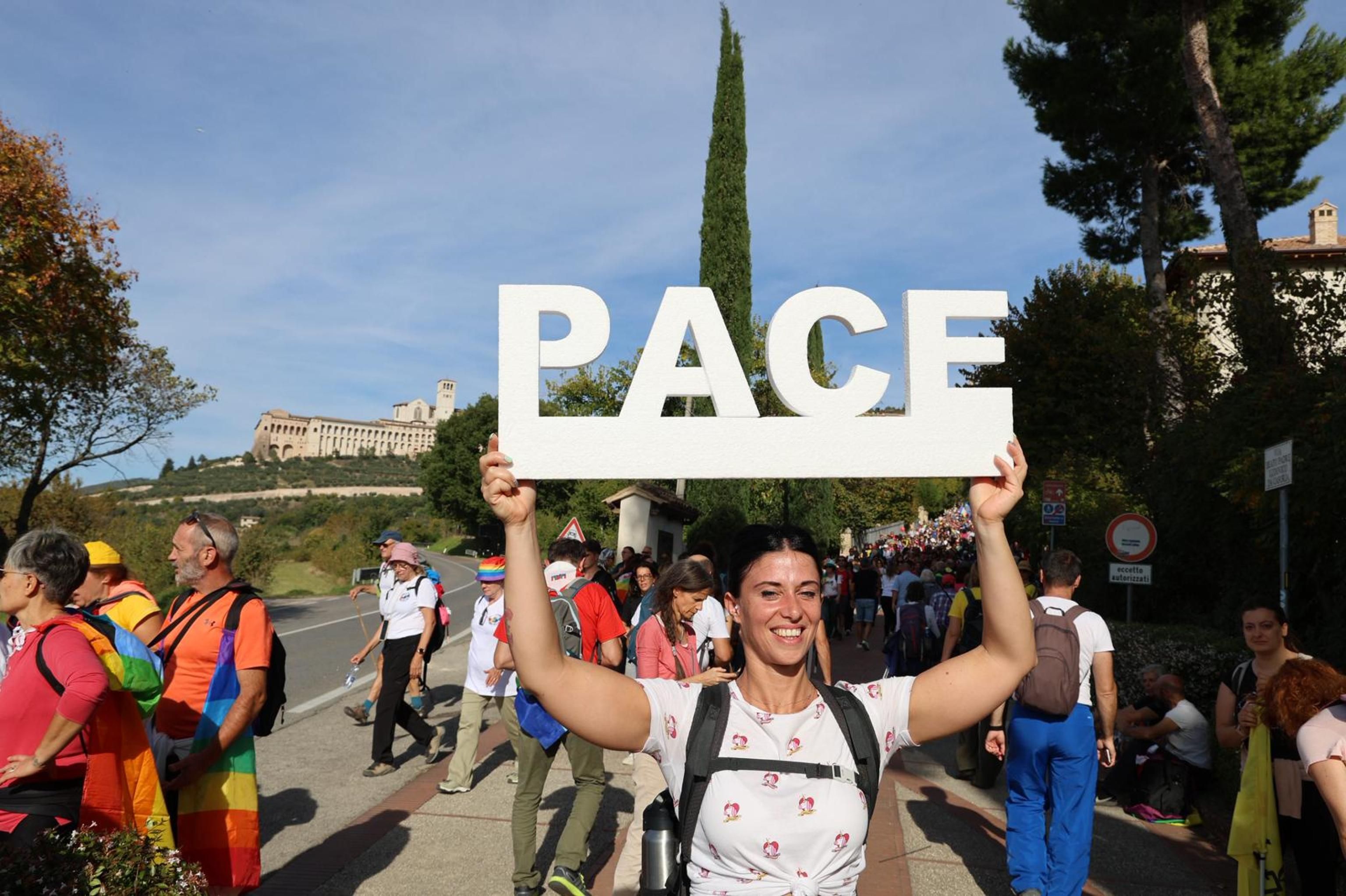 Cartelli e striscioni in mano ai partecipanti della Marcia per la Pace da Perugia ad Assisi