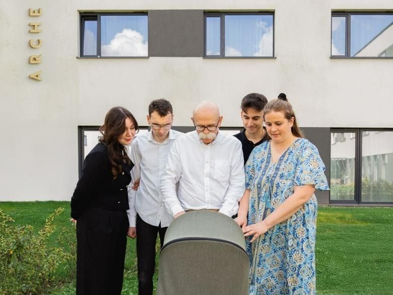 La foto postata sui profili social della catena polacca Arche per presentare i suoi servizi dedicati alle famiglie