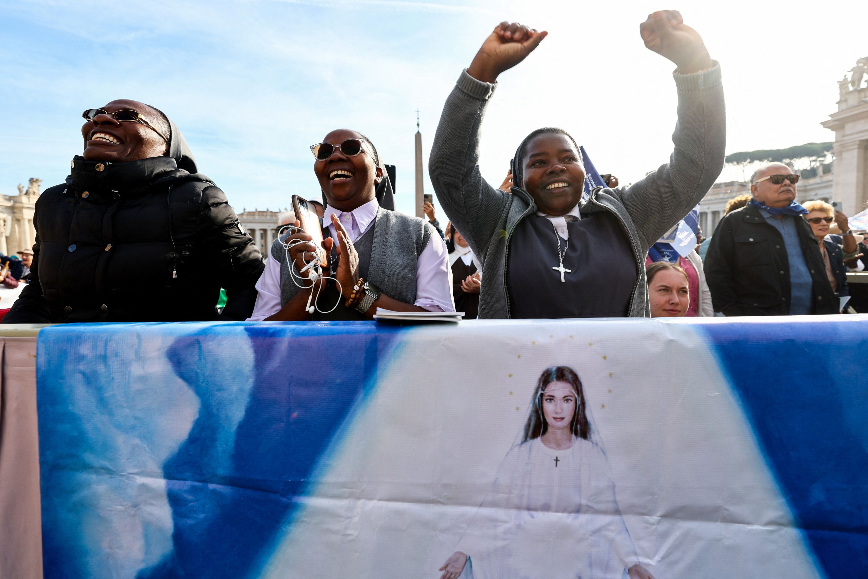 I pellegrini in piazza San Pietro per il Giubileo della spiritualità mariana / REUTERS