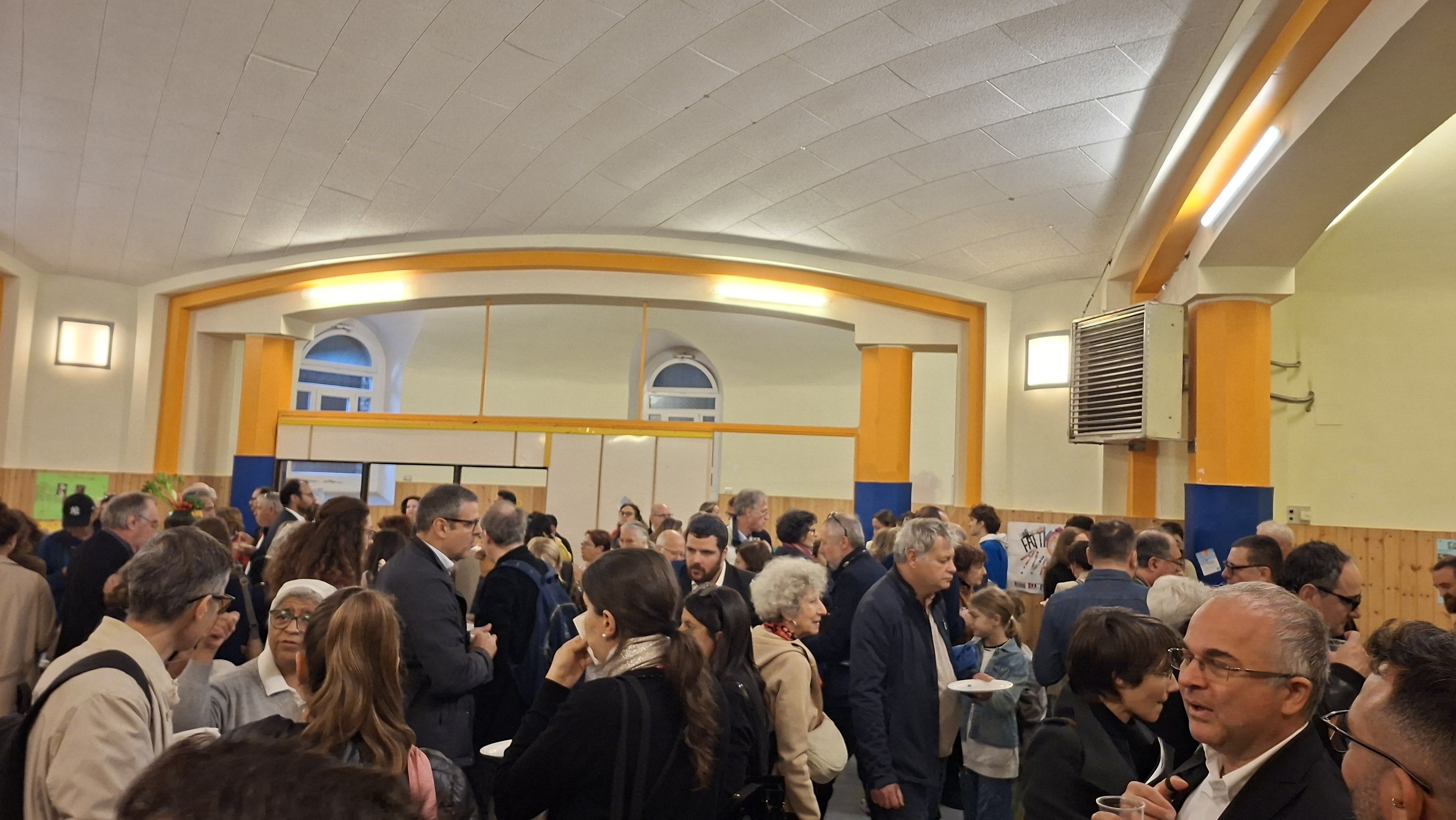 Il salone sotterraneo dell'Oratorio San Carlo Acutis con la folla domenica per la sua intitolazione al ragazzo del quartiere