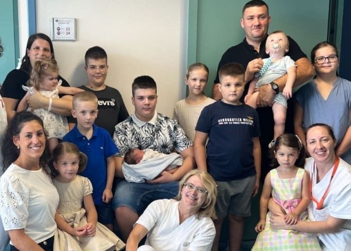 La grande famiglia di Catalina e Samuel insieme all'ultimo nato, il figlio numero 11, Timoteo