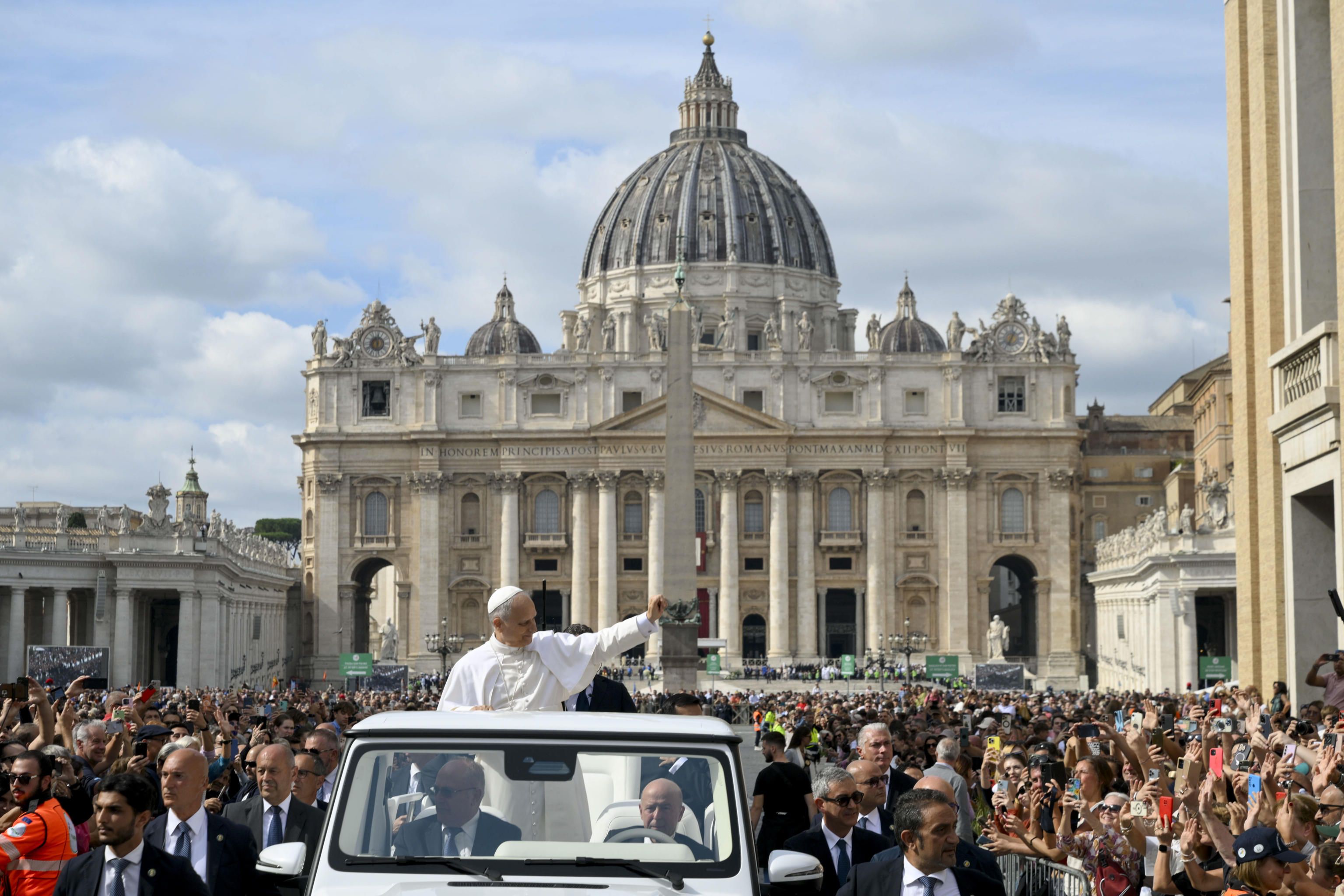 Papa Leone XIV fra i pellegrini in piazza San Pietro per il Giubileo della spiritualità mariana / VATICAN MEDIA 