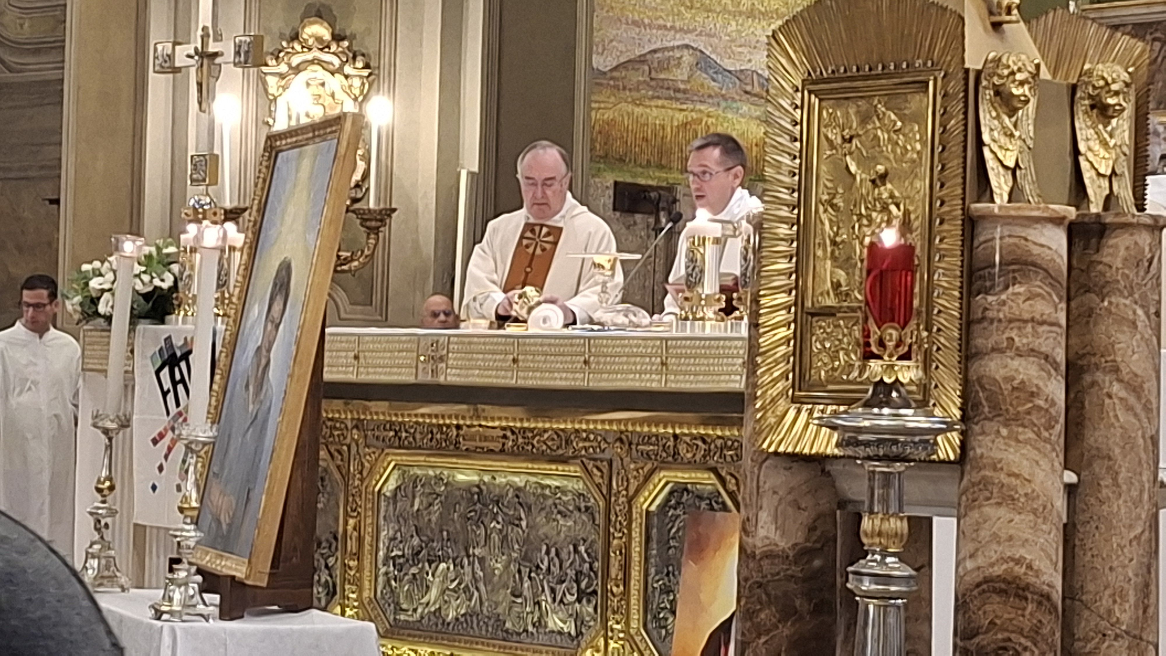 Un momento della Messa. All'altare, da sinistra, il parroco e il direttore della Fom