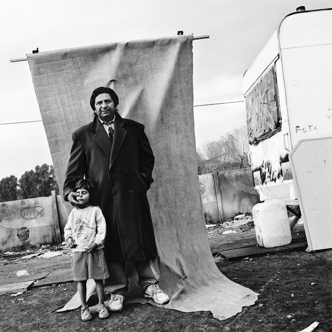 Una famiglia rom di origine bosniaca in un accampamento temporaneo alla periferia di Roma, 1995 /

©Paolo Pellegrin-Magnum

