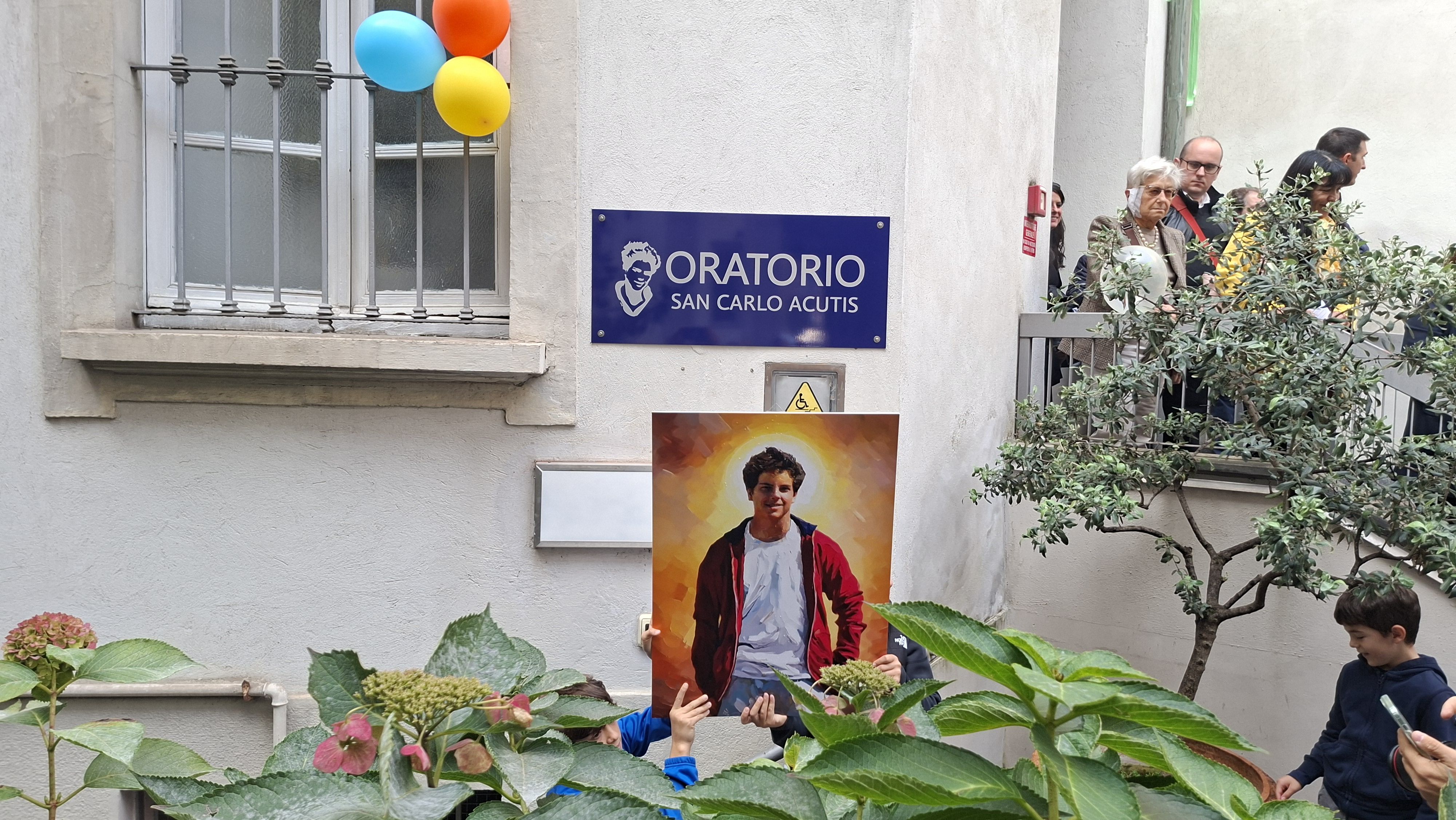 La targa all'inizio della scala che porta nell'oratorio di Santa Maria Segreta. Il quadro è stato poi collocato nei locali oratoriani