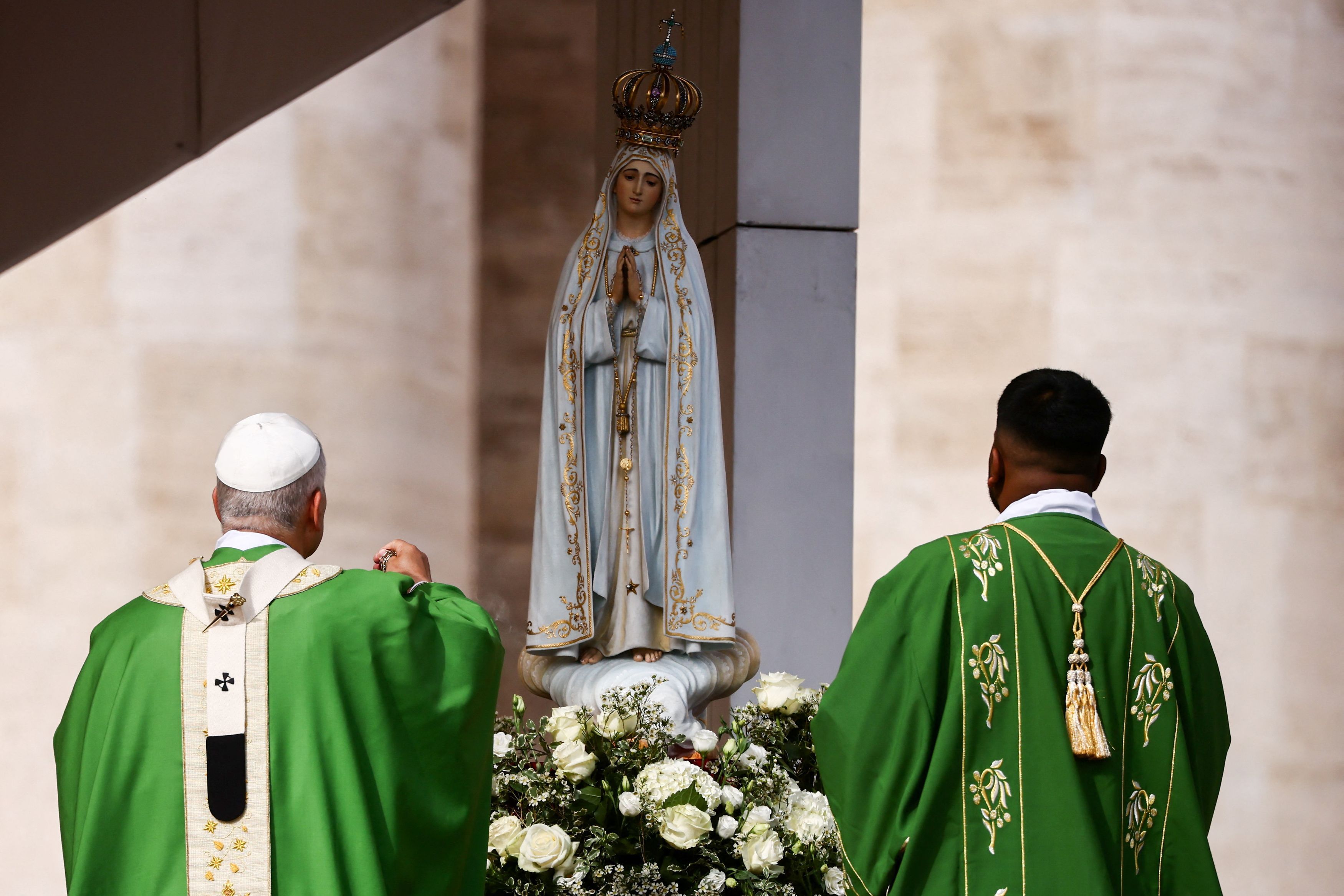 Papa Leone XIV davanti alla statua della Madonna di Fatima in piazza San Pietro per il Giubileo della spiritualità mariana / REUTERS