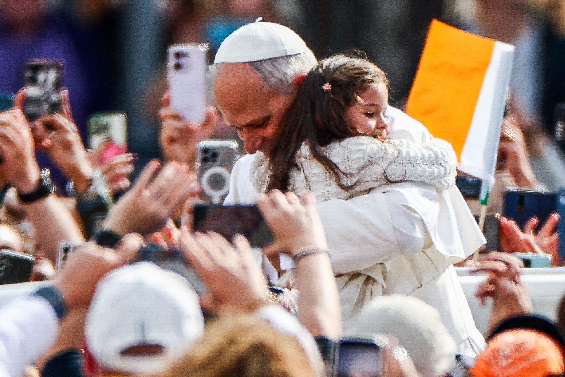 Papa Leone XIV fra i pellegrini in piazza San Pietro per il Giubileo della spiritualità mariana / REUTERS