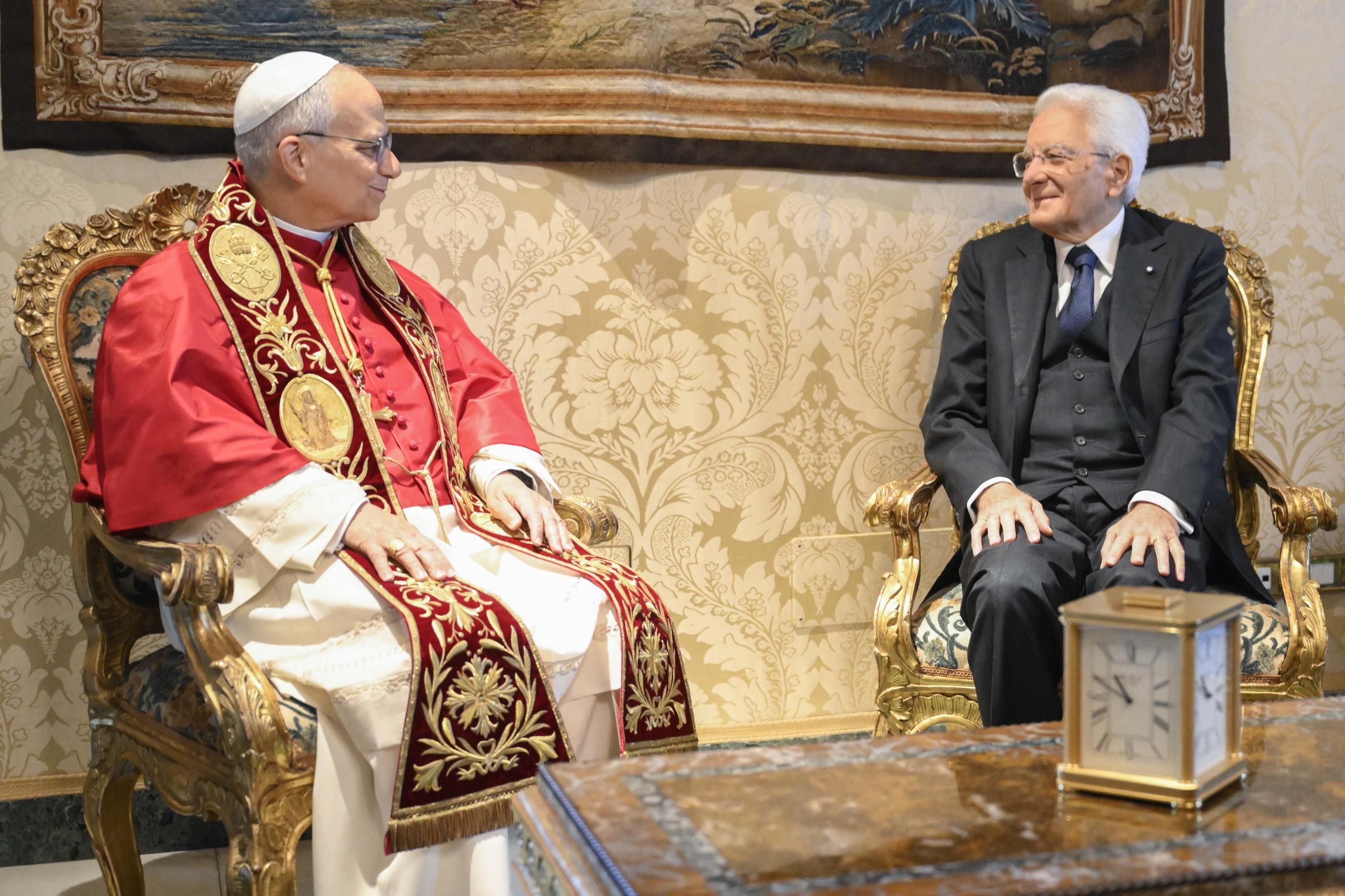 Papa Leone XIV e il presidente della Repubblica, Sergio Mattarella, nel colloquio durante la visita del Papa al Quirinale / ANSA/VATICAN MEDIA 