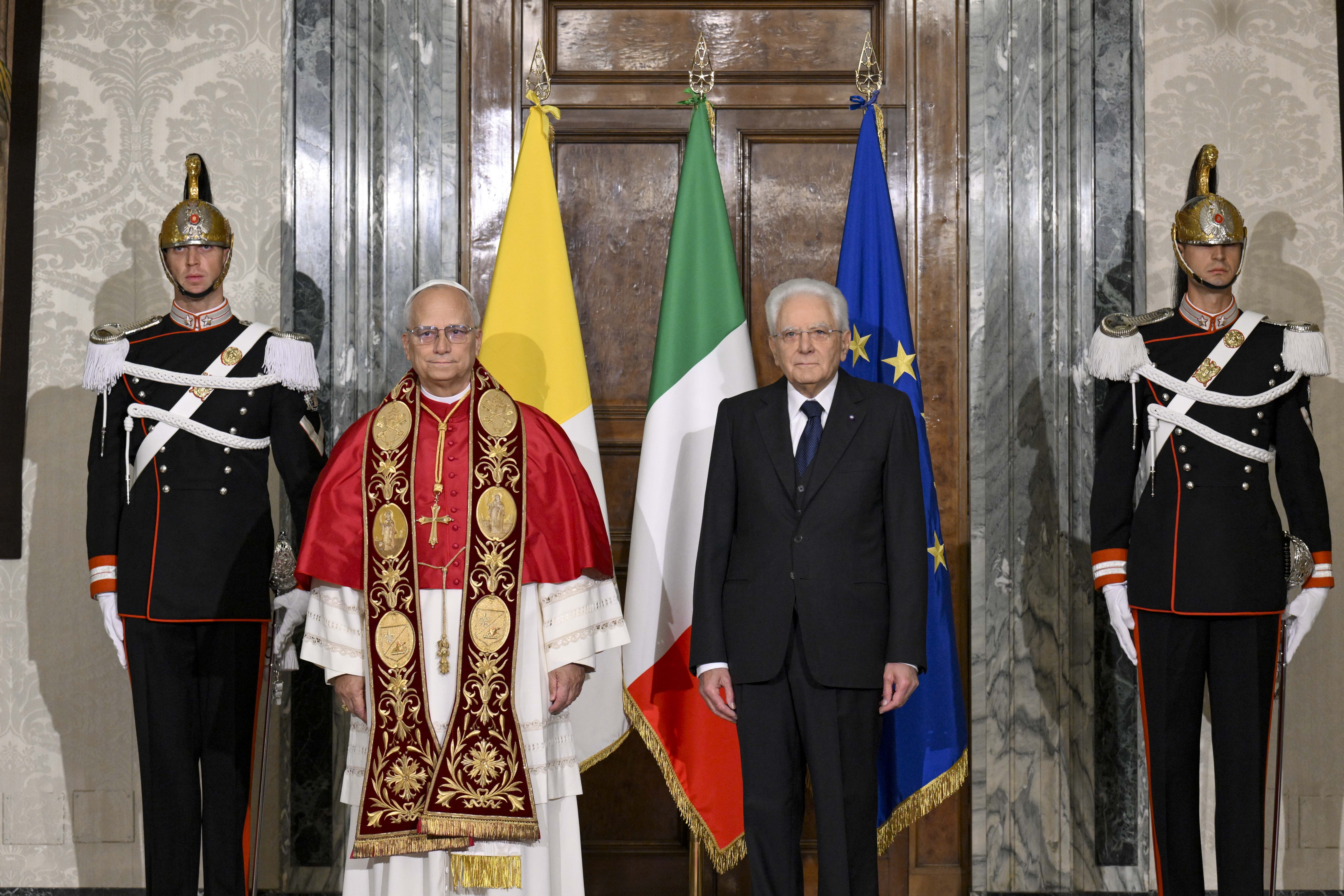 Papa Leone XIV e il presidente della Repubblica, Sergio Mattarella, durante la visita del Papa al Quirinale / VATICAN MEDIA