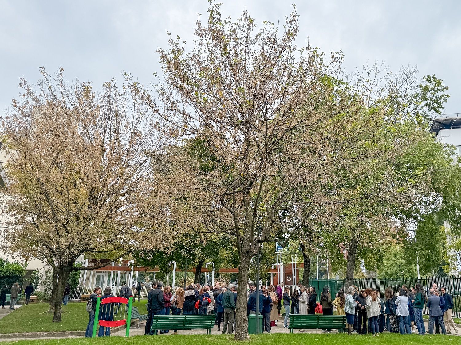Il momento inaugurale del Giardynamo fra via Bovio e via Crespi, in zona Maciachini a Milano, accanto alla sede di Dynamo Camp