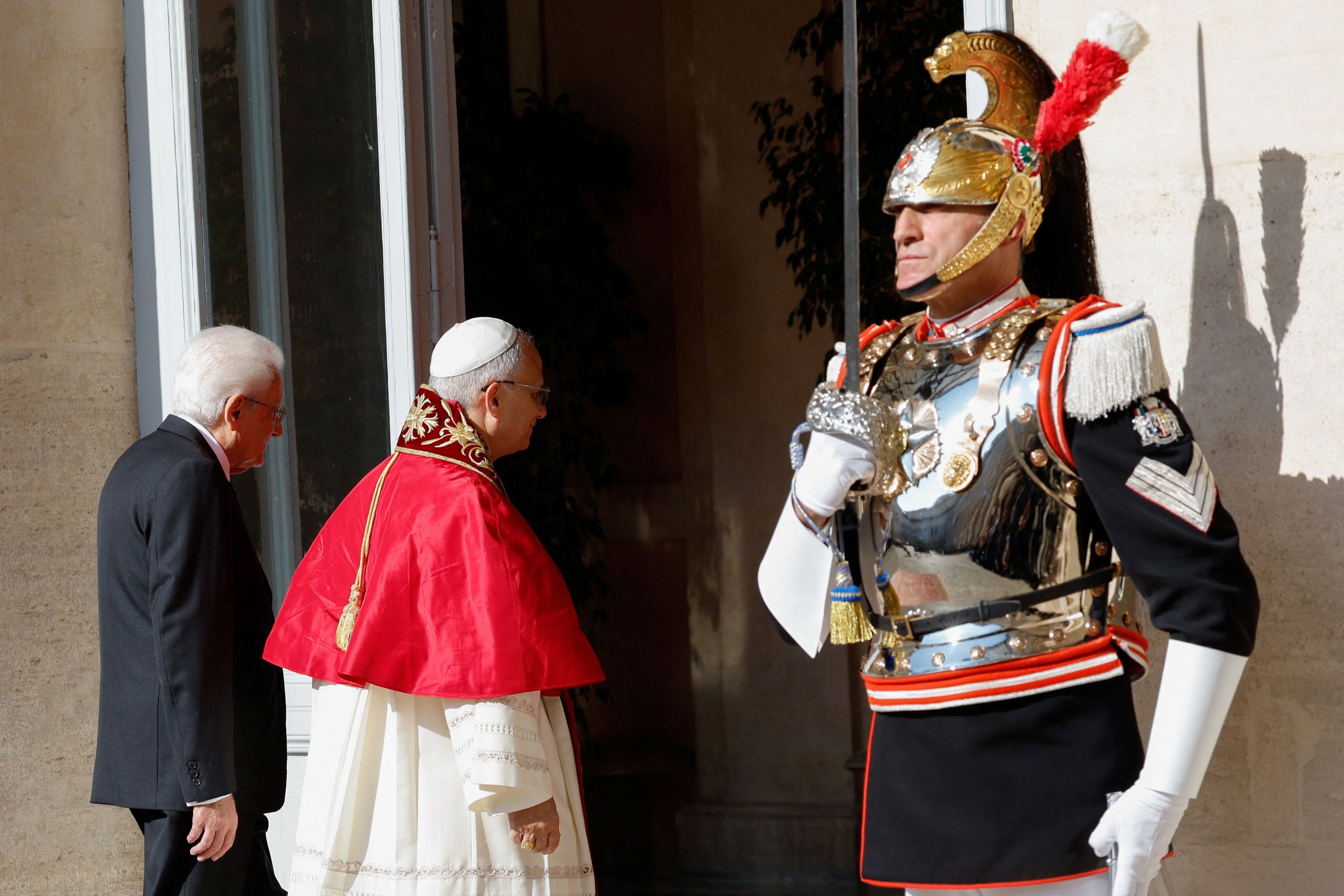Papa Leone XIV in visita al Quirinale viene accolto dal presidente della Repubblica, Sergio Mattarella / REUTERS
