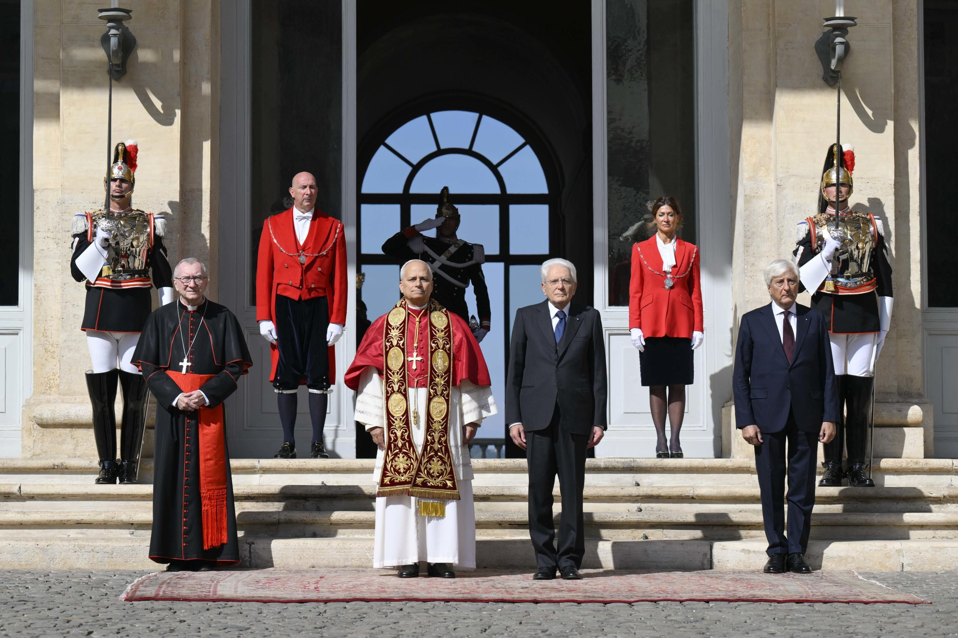 Papa Leone XIV in visita al Quirinale viene accolto dal presidente della Repubblica, Sergio Mattarella / ANSA/VATICAN MEDIA