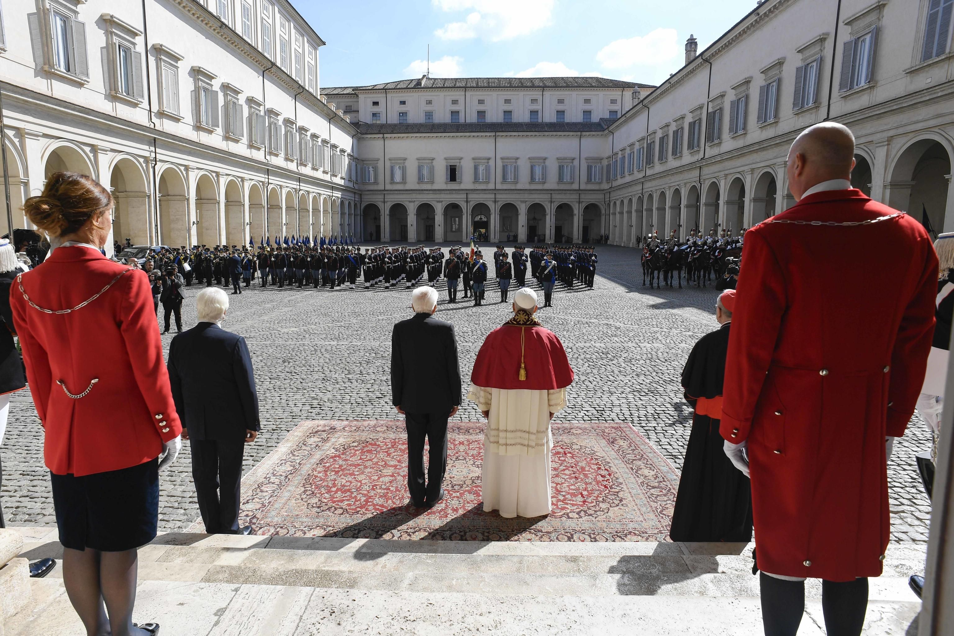 Papa Leone XIV in visita al Quirinale viene accolto dal presidente della Repubblica, Sergio Mattarella / ANSA/VATICAN MEDIA