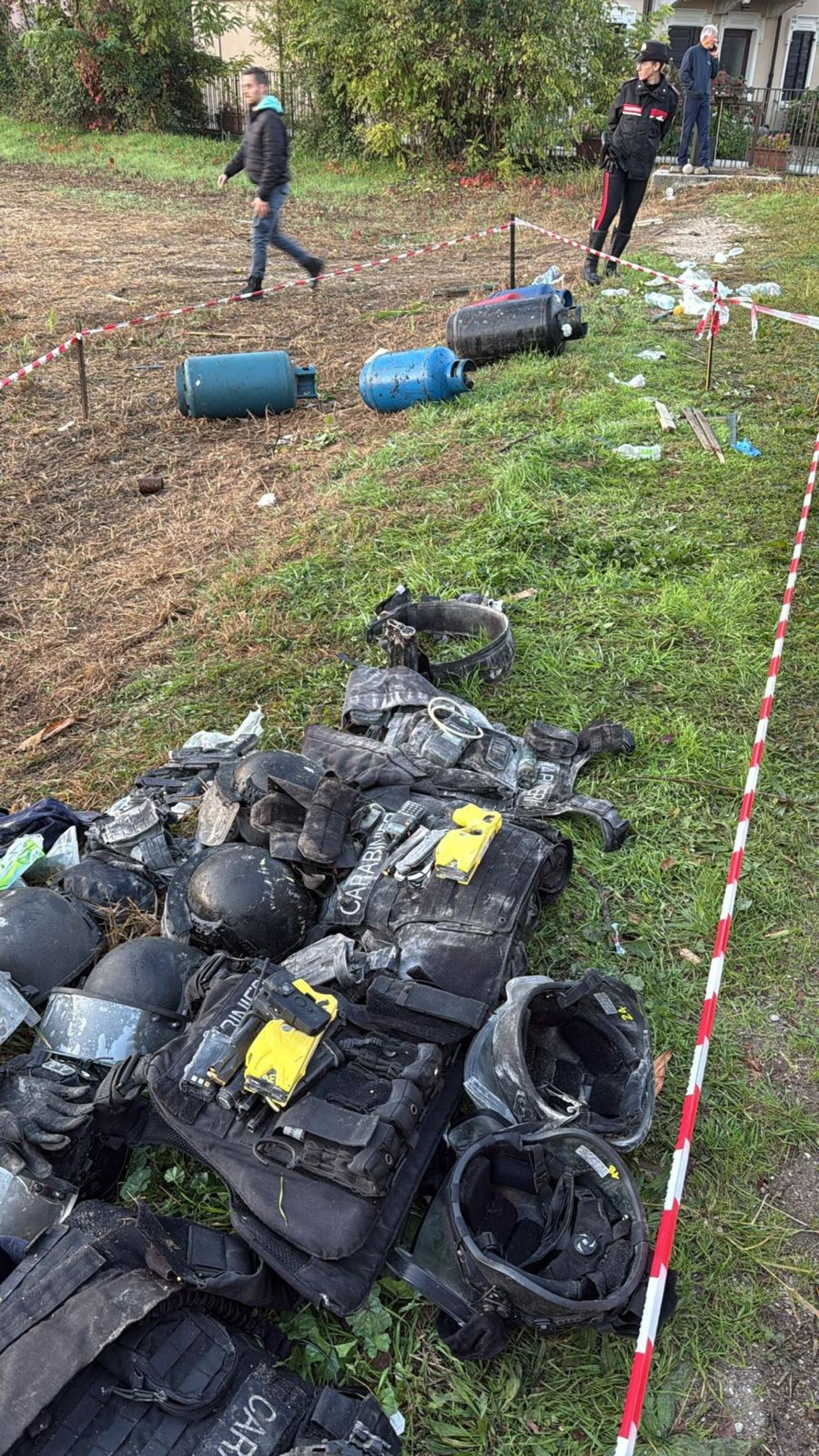 Tre bombole del gas tra gli oggetti recuperati dal casolare esploso, Castel d'Azzano (Verona), 14 ottobre 2025