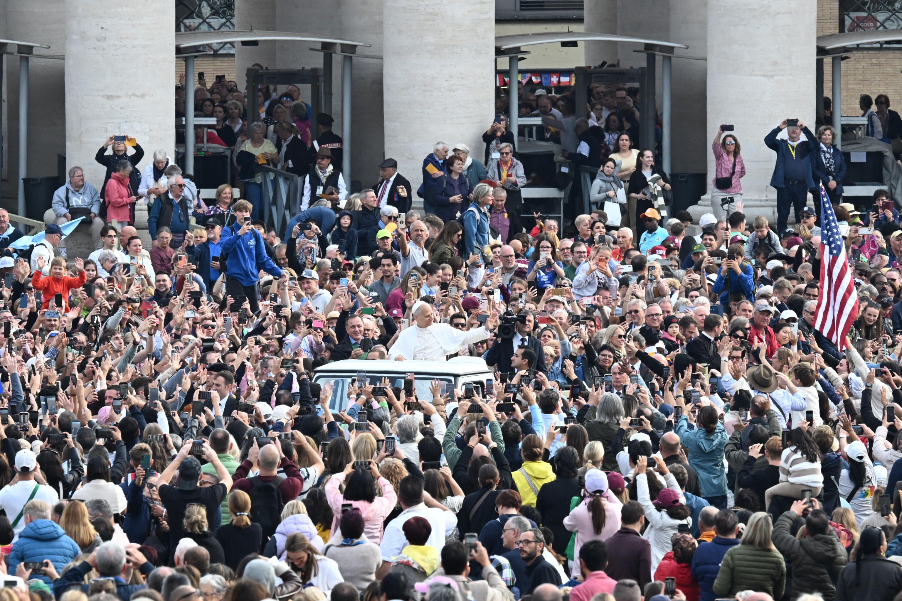 Papa Leone XIV fra i pellegrini per l'udienza generale: folla record con oltre 60mila fedeli che superano piazza San Pietro e si allungano fino a via della Conciliazione / ANSA