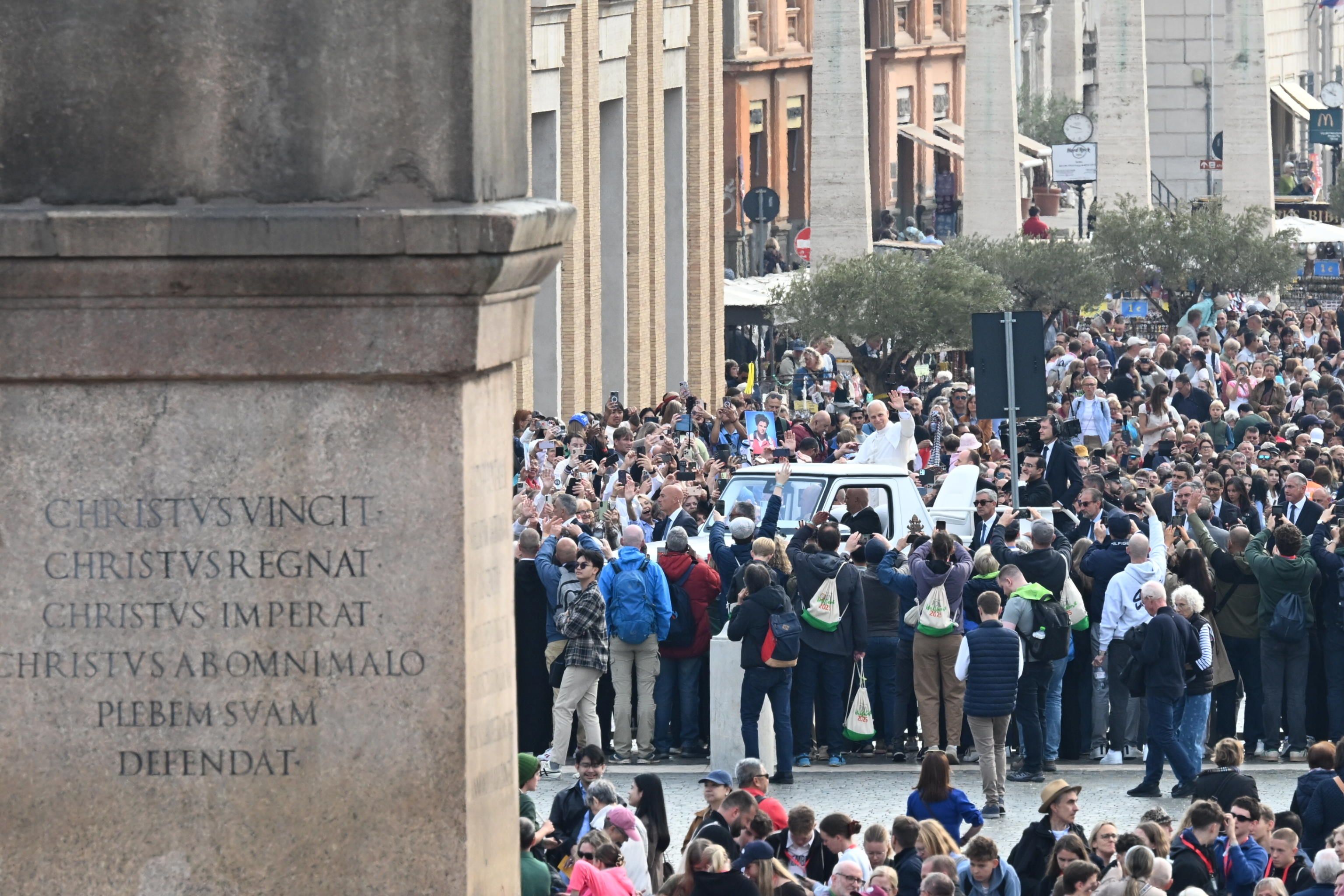 Papa Leone XIV fra i pellegrini per l'udienza generale: folla record con oltre 60mila fedeli che superano piazza San Pietro e si allungano fino a via della Conciliazione / ANSA