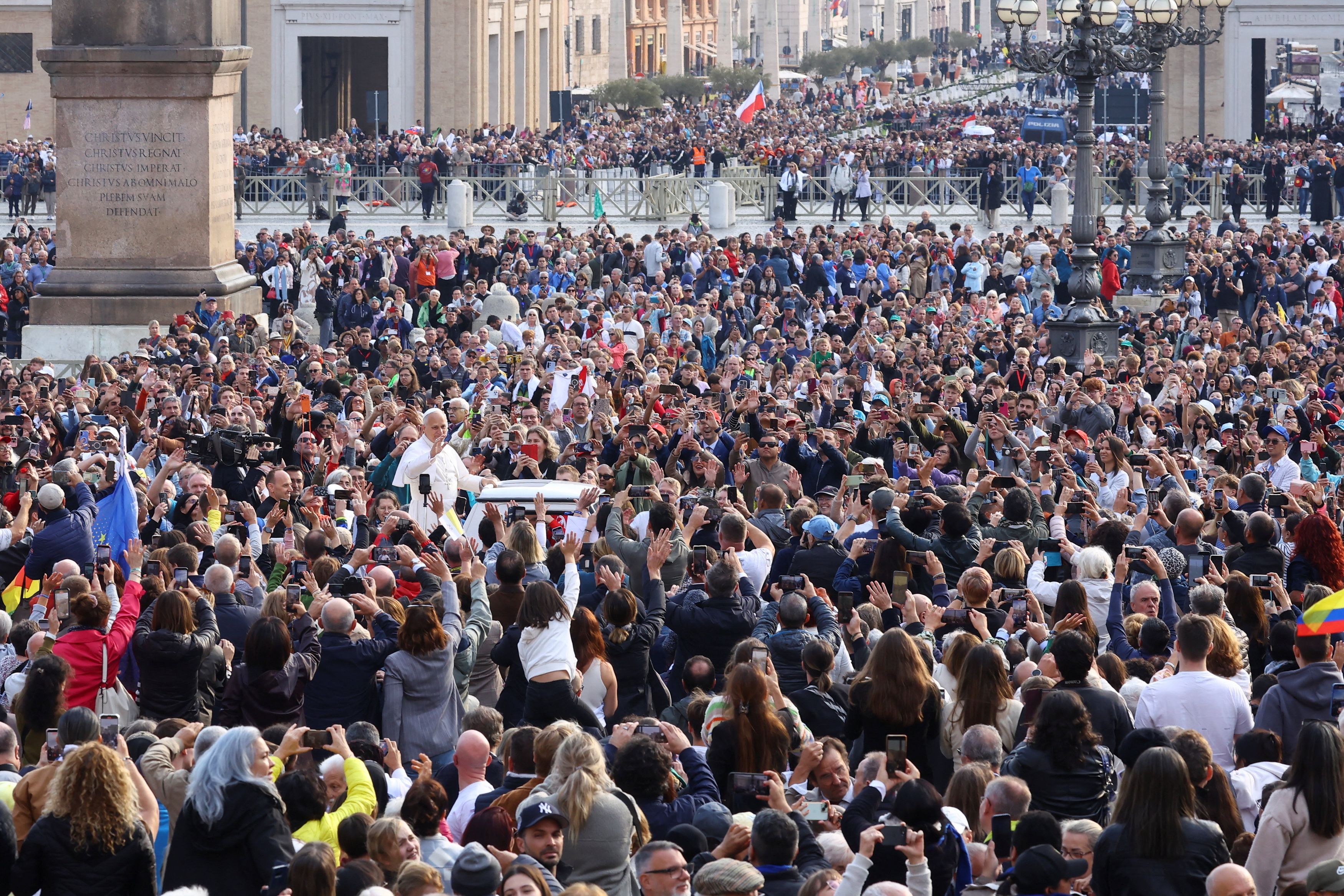 Papa Leone XIV fra i pellegrini per l'udienza generale: folla record con oltre 60mila fedeli che superano piazza San Pietro e si allungano fino a via della Conciliazione / REUTERS