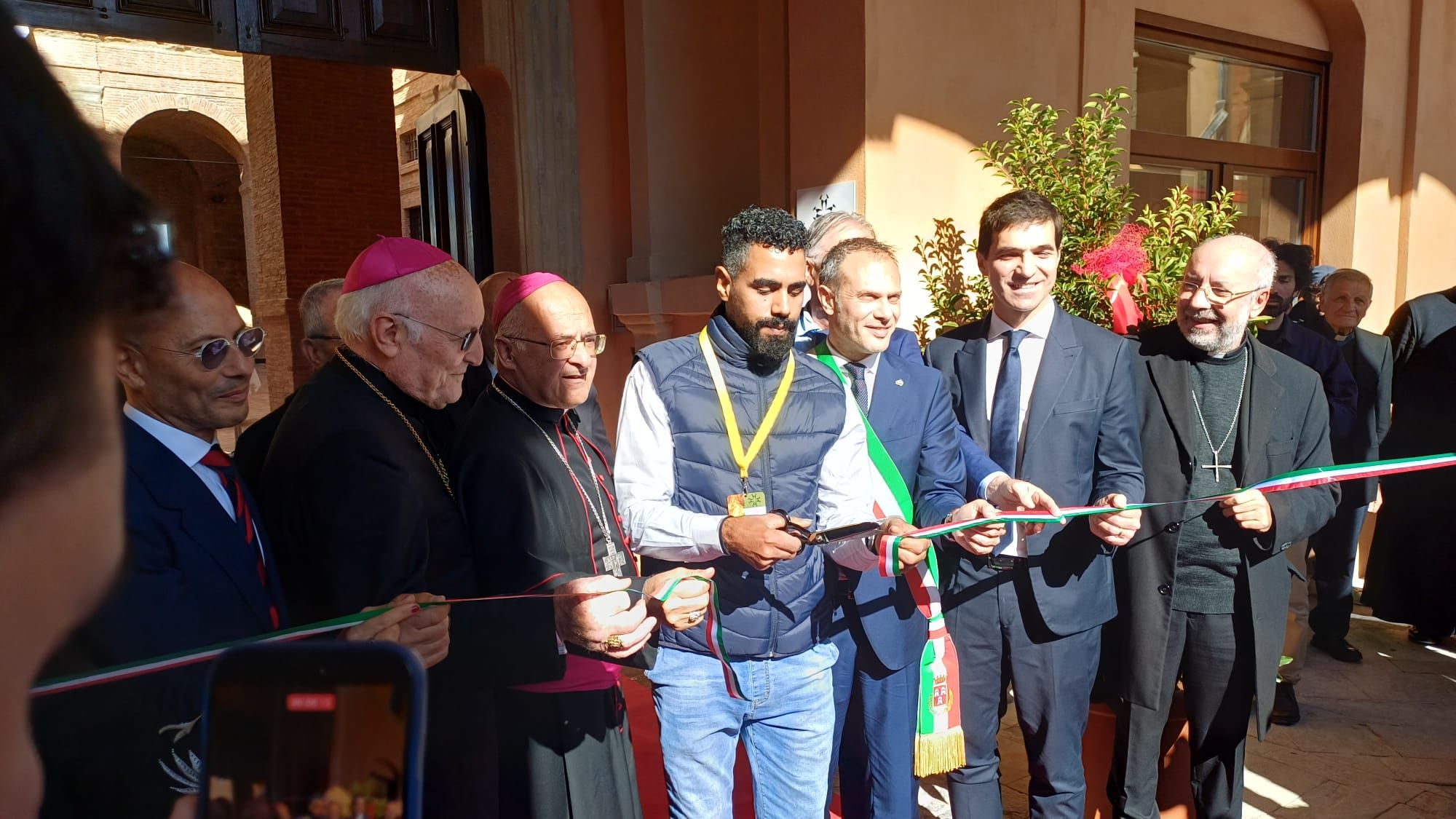 Il taglio del nastro affidato dall'arcivescovo Massara a un dipendente della ditta che si è occupata dei lavori di restauro
