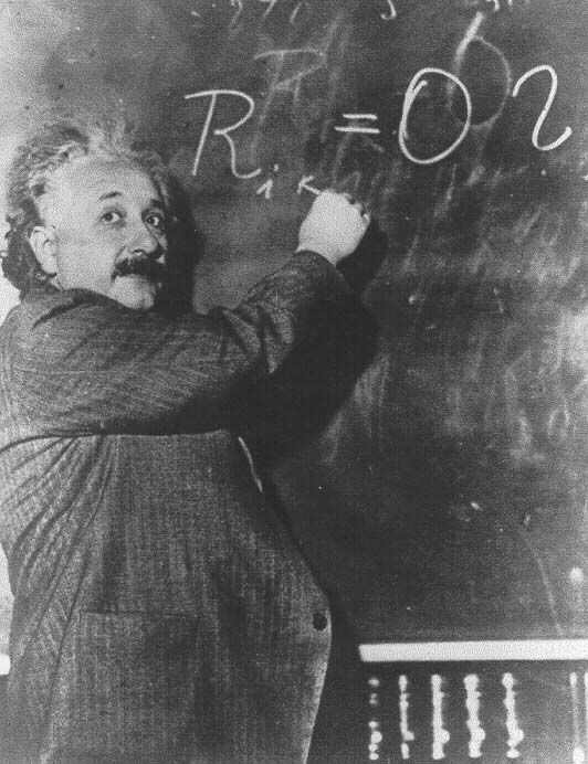 Einstein davanti a una lavagna